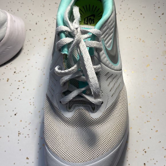 Nike tennis shoes - Picture 9 of 11